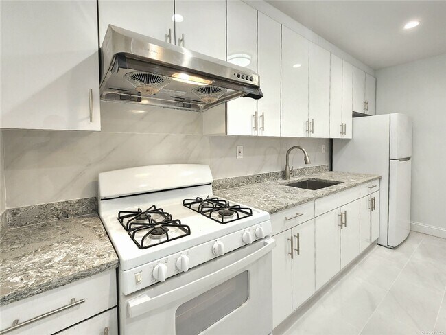 Foto del edificio - 76-12 Woodside Ave