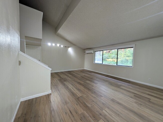 Foto del edificio - Corner Lot Triplex Unit in Gig Harbor, Ava...
