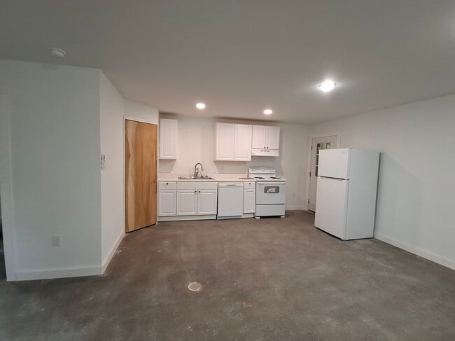 Building Photo - 46 Lena Dr