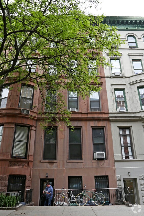 Building - 109 W 75th St