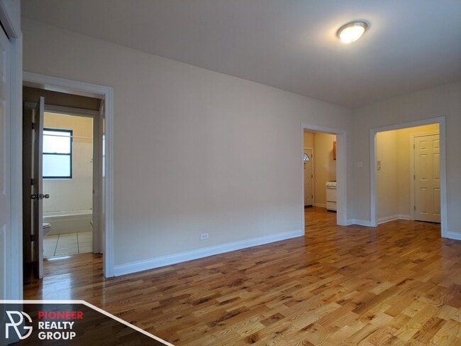 Foto del edificio - 3732 N Pine Grove Ave