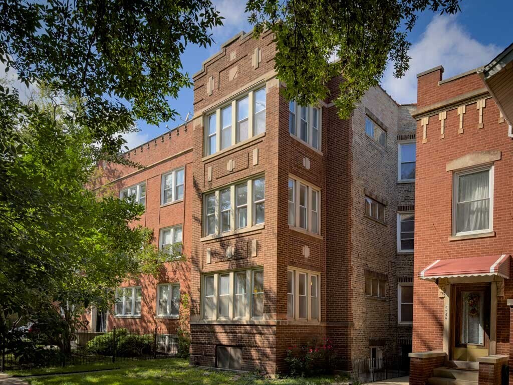Primary Photo - 2552 W Wilson Ave