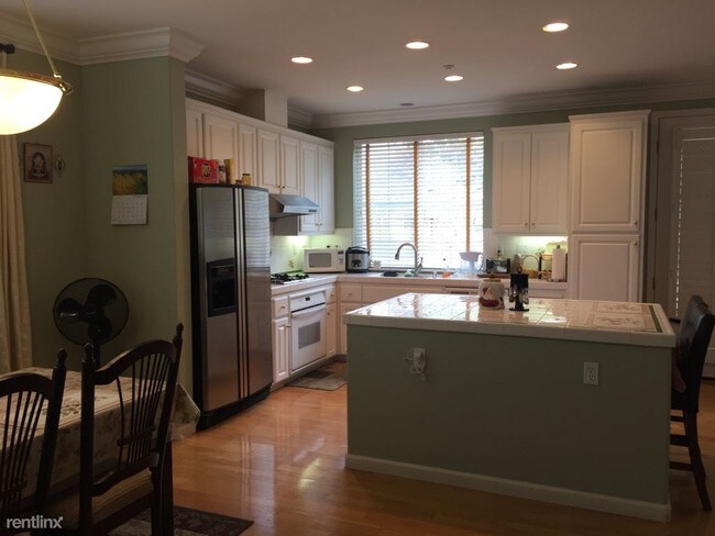 Foto del edificio - 119 Toyon Ln