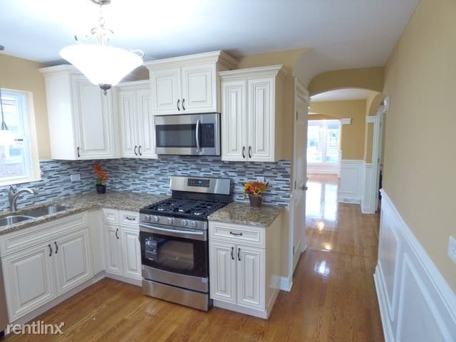Building Photo - 5 br, 3 bath House - 2808 w 85th st