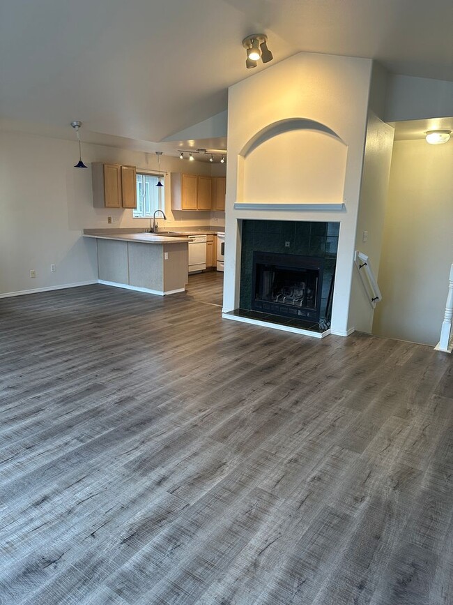 Building Photo - 2 Bedroom/2 Bath House Convenient Location