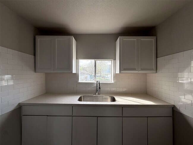 Foto del edificio - 7314 Navigation Blvd