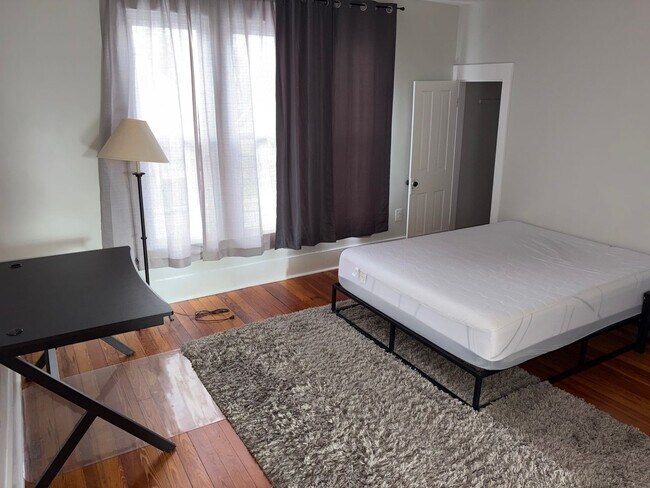 Foto del edificio - Cozy 1 Bed,1 Bath partially furnished apartment located in The Heart Of Elizabethtown!