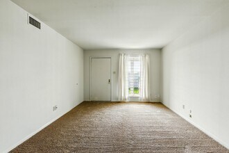 Building Photo - 9641 Hollock St