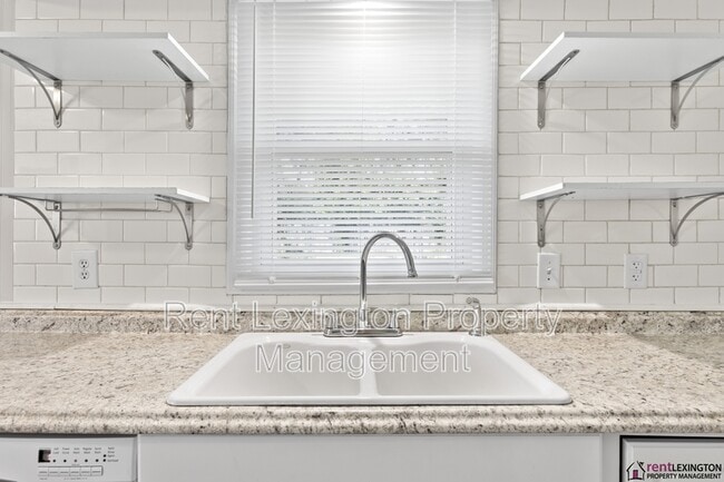 Building Photo - 214 Laurel Ln