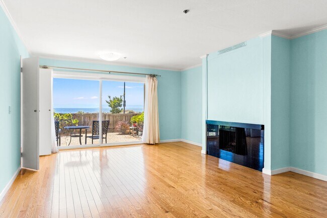 Foto del edificio - Beautiful 2 Bedroom Corner Unit on the Bea...