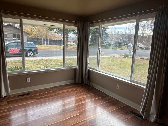 Foto del edificio - Vintage Character, Modern Finishes! Spacio...