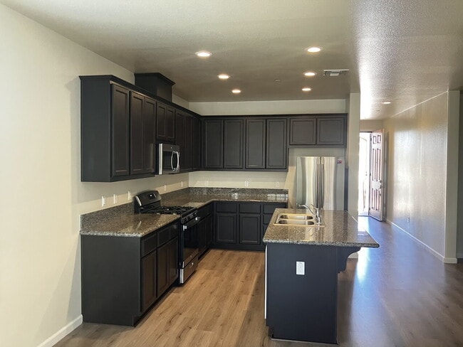 Foto del edificio - Modern 3-Bedroom, 2-Bath Home with Window ...