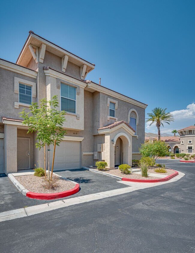 Foto del edificio - 2 bedroom - 2 Bath - 2 car Garage - Gated ...