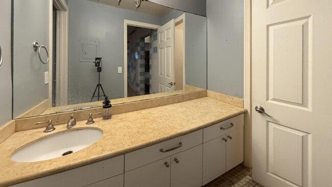 Building Photo - 1154 S Barrington Ave