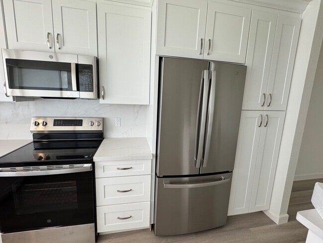 Foto del edificio - Total remodel - New kitchen, new bathroom, new appliances, new electrical, new paint, new floors