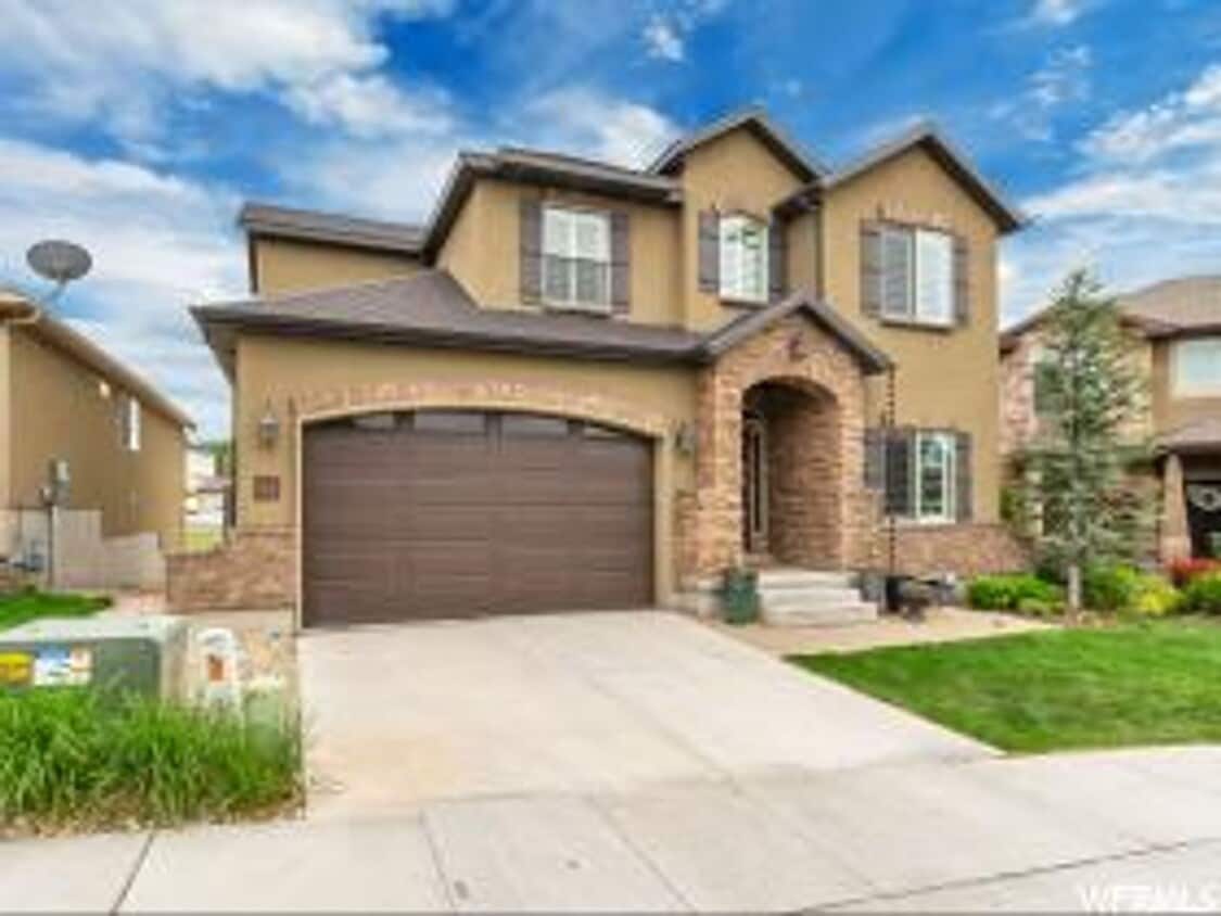 Unique 2 Story Home w attached 2 car - Unique 2 Story Home w attached 2 car