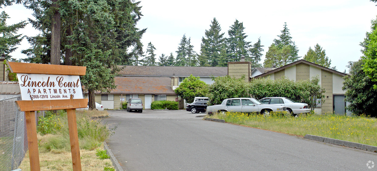 Primary Photo - Lincoln Court Apartments