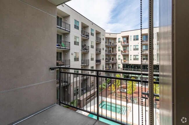 Regatta Sloan��s Lake Apartments Denver, CO