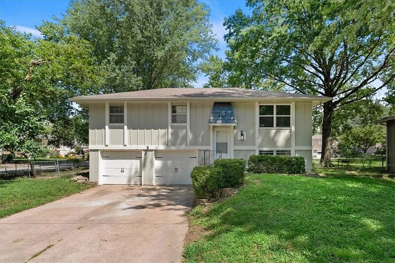 Primary Photo - 301 NE Sunnybrook Dr