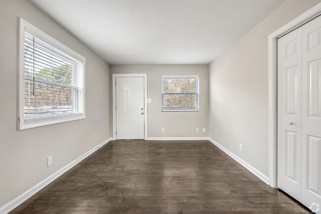 Foto del edificio - 3-Bedroom Garden-Style Apartment