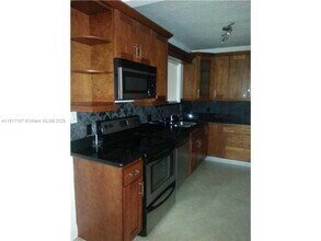 Building Photo - 2880 Pine Tree Dr