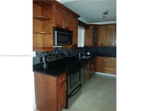 Building Photo - 2880 Pine Tree Dr