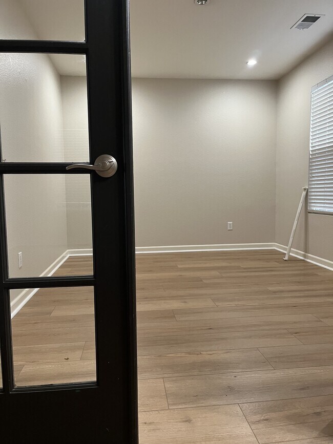 Building Photo - 1751 Barney Ave