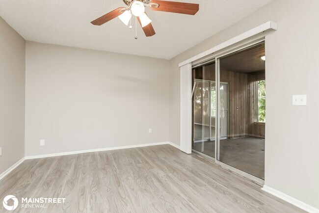 Foto del edificio - 105 Whispering Pines Ct