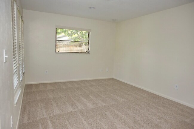 Building Photo - Annual Rental - 2 Bedroom + Den Home with ...