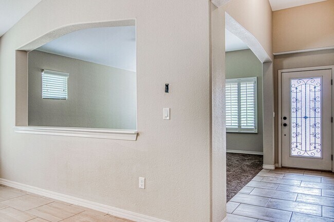 Foto del edificio - Beautiful East side House Located in Venta...