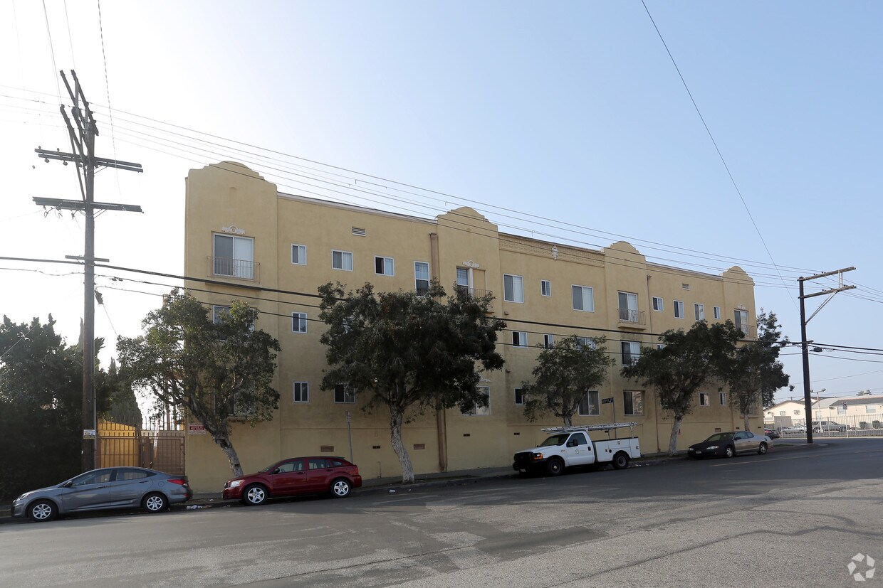 Primary Photo - Mid Town Apartments