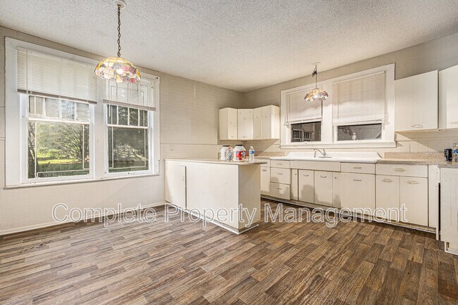 Building Photo - 104 Henley St