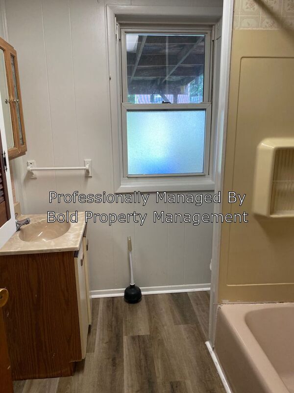 Foto del edificio - Three bedroom 1 bath single