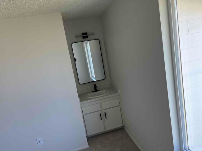Building Photo - 906 NE Hacienda Ct