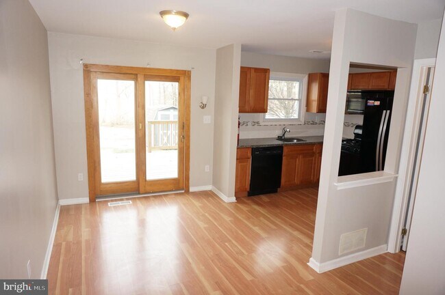 Building Photo - 241 Coates St