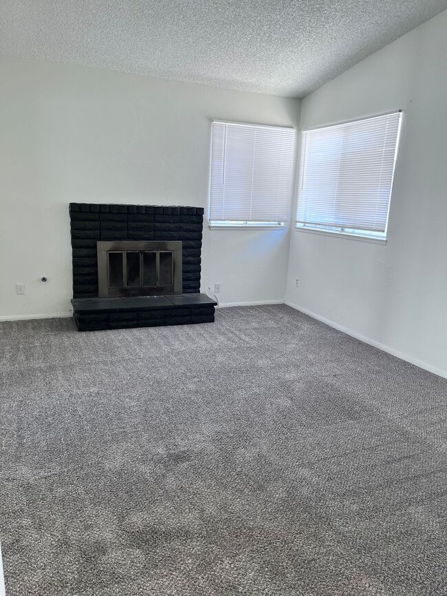 Foto del edificio - North Redlands Home with NEW Paint & Carpet