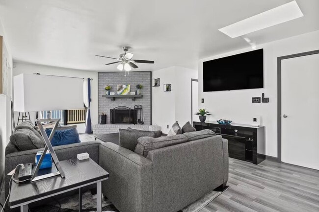 Foto del edificio - 2421 Wintergreen Rd