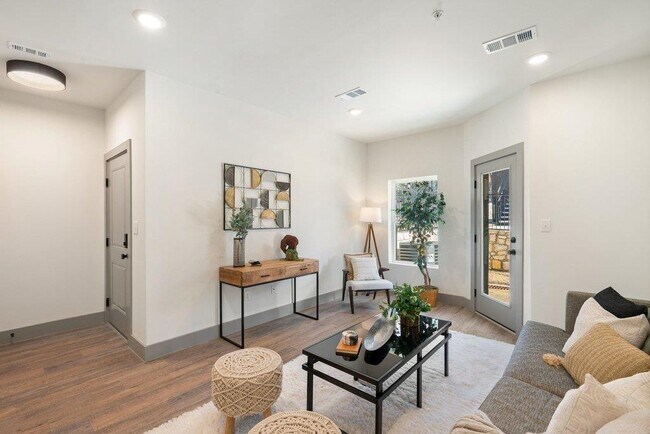 Foto del edificio - 2450 Wickersham Ln