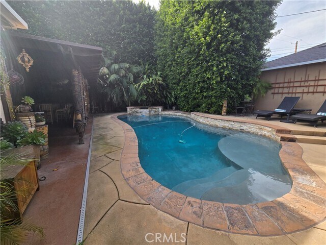 Foto del edificio - 617 N Beachwood Dr