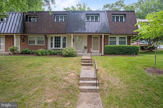 Beautifully Renovated 2-Level Townhome in the Heart of Falls Church City - Beautifully Renovated 2-Level Townhome in the Heart of Falls Church City