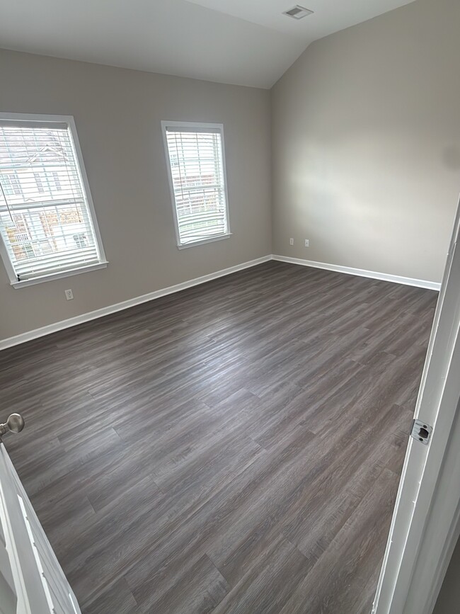 Building Photo - 654 Pippin Dr