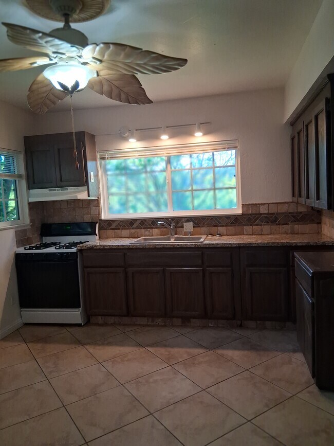 Cocina - 770 Haines Ct