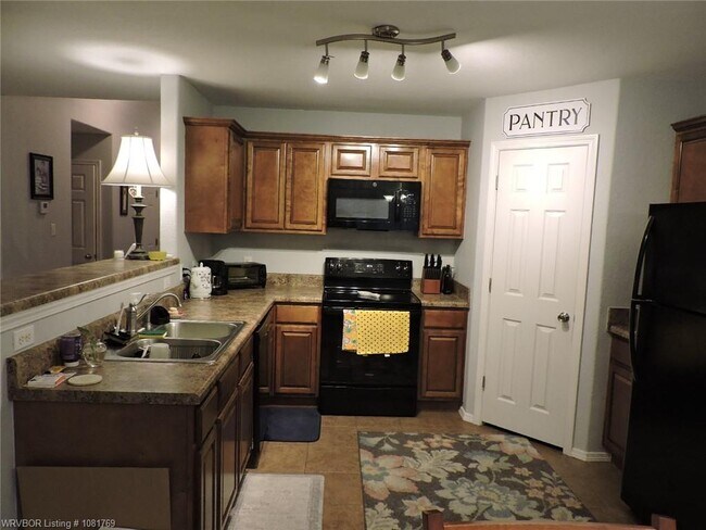 Foto del edificio - 8012 Huntington Way