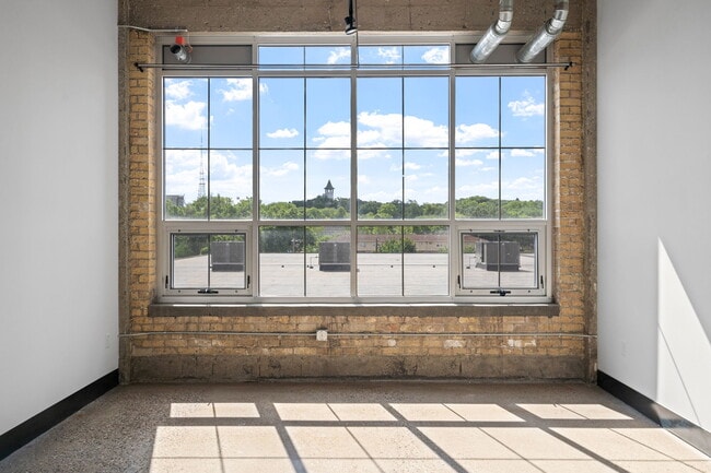 Building Photo - MAX