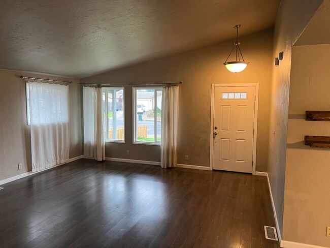 Building Photo - 3 Bedroom, 2 Bathroom House in Bethel Neig...