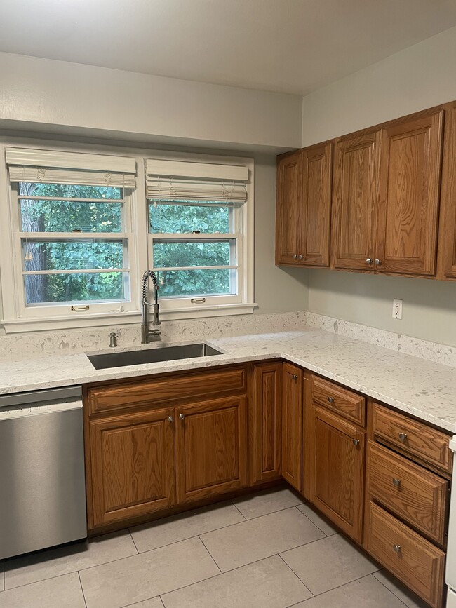 Building Photo - 729 Robinwood Ln