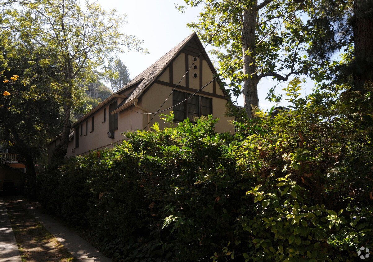 Foto del edificio - 2624-2628 N Beachwood Dr