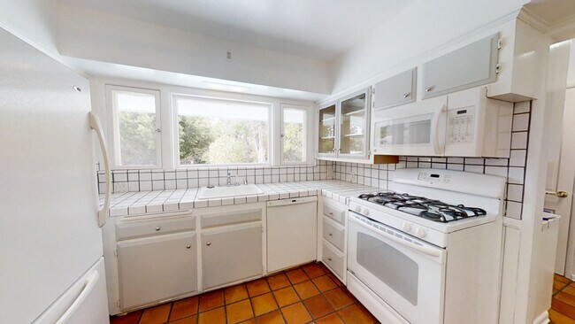 Kitchen - 666 Walther Way