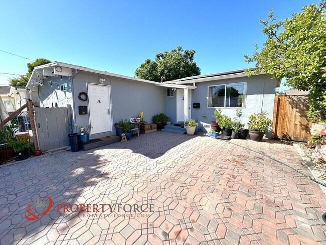 Foto del edificio - 2 Bedroom 1 Bath - Nicely Updated home wit...