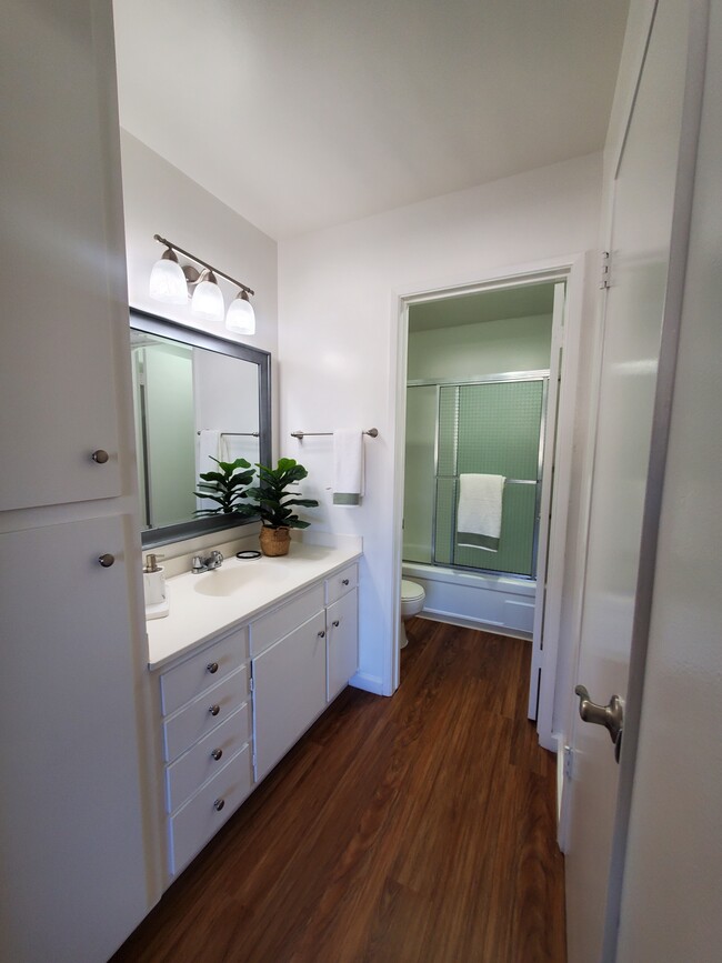 1BR, 1BA Classic Bathroom - Fayette Arms